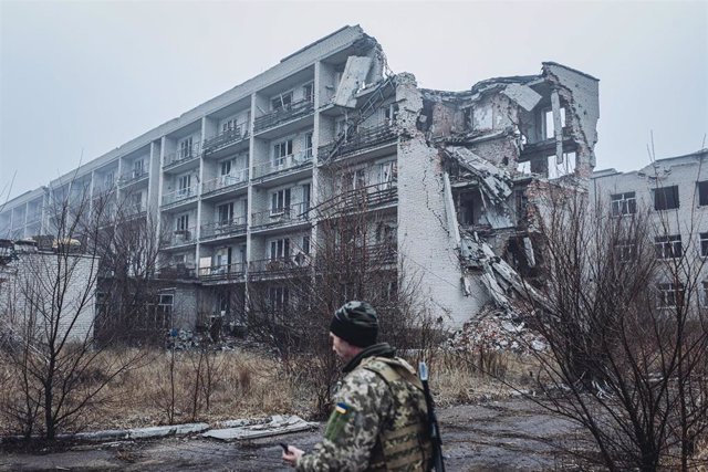 Archivo - Un militar ucraniano en la ciudad de Marinka, en Ucrania