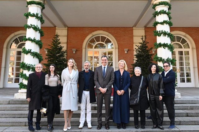 El presidente del Gobierno, Pedro Sánchez, ha recibido al equipo de la serie 'Cuéntame cómo pasó' en el Complejo de la Moncloa