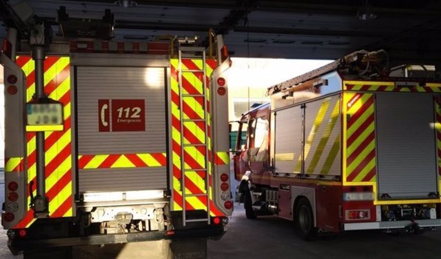 Archivo - Vehículos en un parque de bomberos.