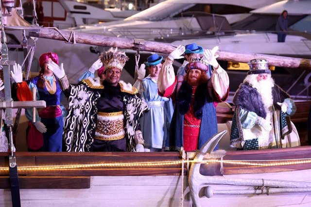 Archivo - Los Reyes Magos a su llegada al Moll Vell a bordo de un barco, a 5 de enero de 2023, en Palma.