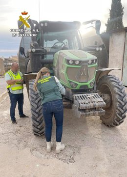 Imagen de los agentes, investigando uno de los vehículos agrícolas