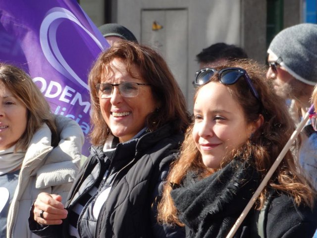 Sa (izquierda), Ximena (candidata de Lugo , derecha), en una manifestación de SOS Sanidade Pública