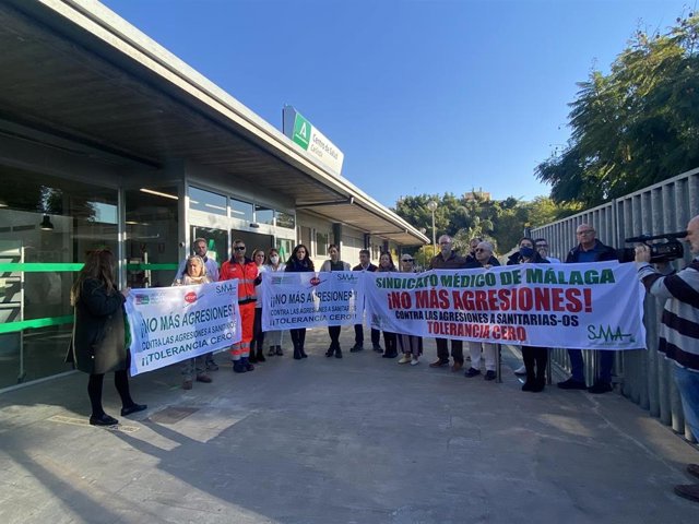El Sindicato Médico de Málaga (SMM) se concentra por una coacción sufrida por una facultativa en el centro de salud de Carlinda, en la capital malagueña.