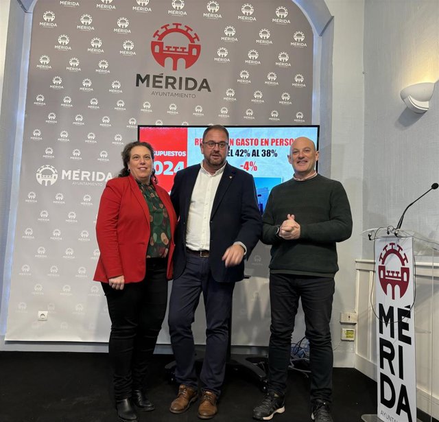 La delegada de Hacienda, el alcalde de Mérida y el delegado de Recursos Humanos, Administración General y Transformación Digital en la presentación de los presupuestos para 2024