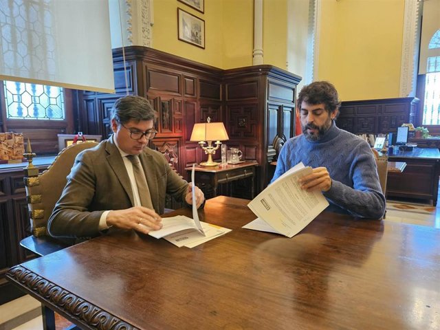 El delegado municipal de Empleo, Álvaro Pimentel, y el secretario general de CCOO Sevilla, Carlos Aristu, firman el convenio de colaboración en materia de PRL.