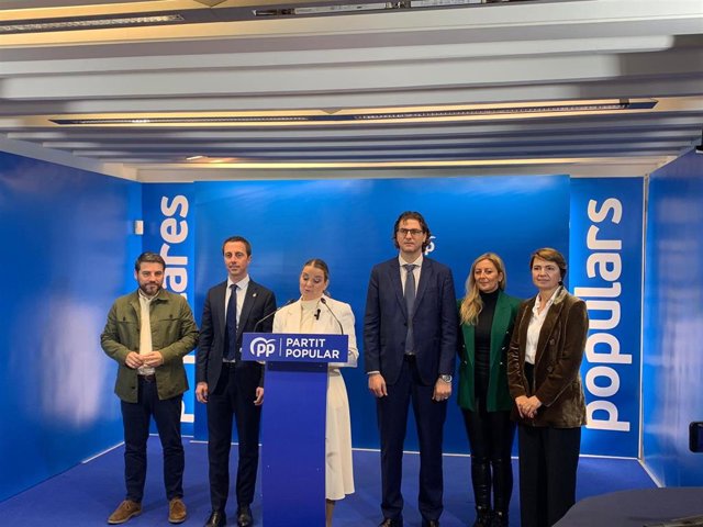 La presidenta del PP en Baleares, Marga Prohens, acompañada de otros 'populares' durante la tradicional copa de Navidad ante los medios