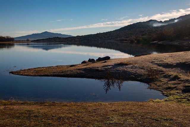 El embalse de Santilla, a 21 de diciembre de 2023, en Manzanares el Real, Madrid (España). 