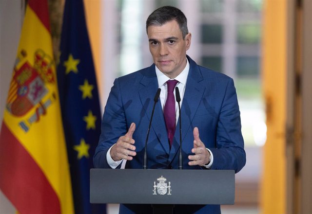El presidente del Gobierno, Pedro Sánchez, comparece tras una rueda de prensa posterior a la reunión del Consejo de Ministros, en el Palacio de la Moncloa, a 27 de diciembre de 2023, en Madrid (España).