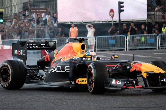Archivo - El piloto de F1 Checo Perez recorre con el monoplaza ‘Red Bull RB7 (2011)’ el recorrido urbano entre la Puerta de Alcalá, el edificio Metrópolis, Cibeles y un tramo de Paseo Recoletos, a 15 de julio de 2023. Archivo.