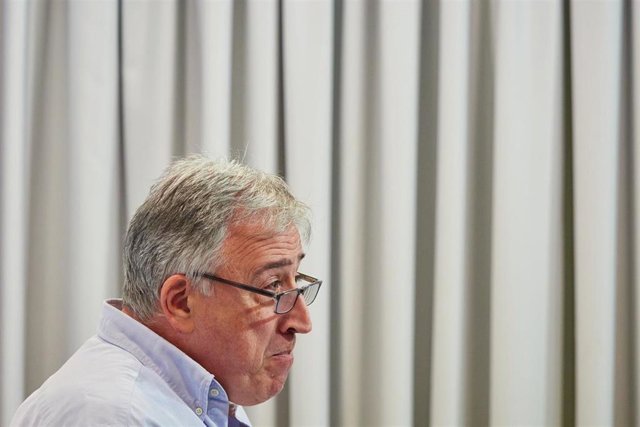 El candidato de EH Bildu a la alcaldía de Pamplona, Joseba Asiron, durante una rueda de prensa tras la presentación de la moción de censura a la alcaldesa de Pamplona, a 13 de diciembre de 2023, en Pamplona, Navarra (España).