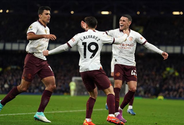 Manchester City's Julian Alvarez (C) celebrates scoring his side's second goal with teammates Phil Foden (R) and Rodri during the English Premier League soccer match between Everton and Manchester City at Goodison Park.