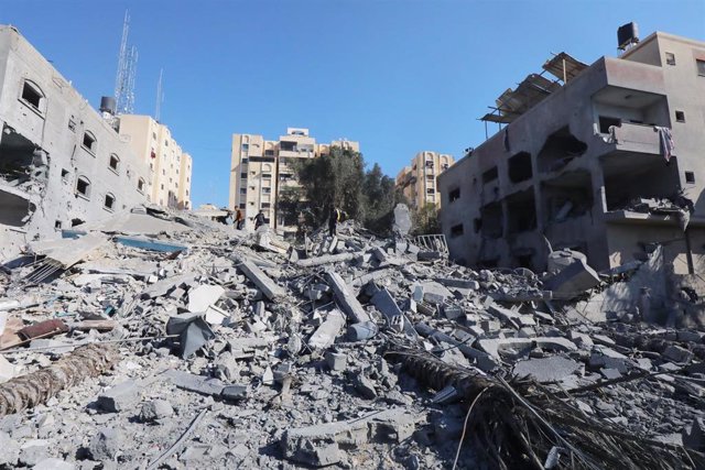 Archivo - Edificio destruido por ataques israelíes en el campamento de refugiados de Nuseirat, en la Franja de Gaza