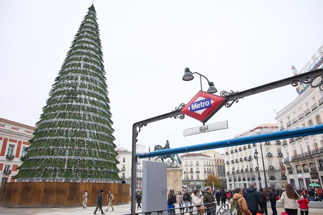 Árbol de Navidad instalado en la remodelada y peatonalizada Puerta del Sol, a 4 de diciembre de 2022, en Madrid (España). 
