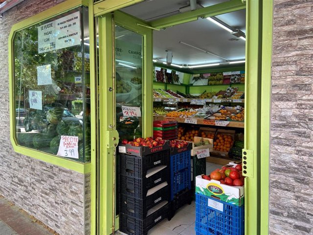 Archivo - Puerta abierta de una frutería. Imagen de archivo.