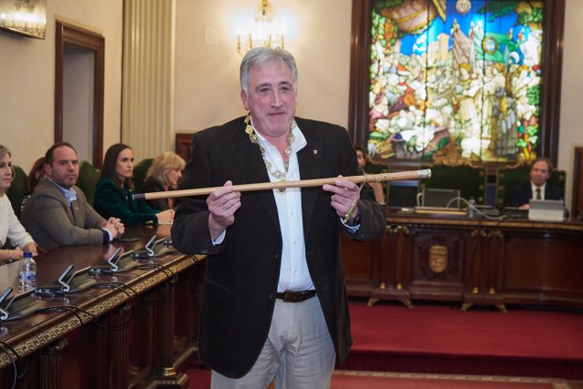El nuevo alcalde de Pamplona, Joseba Asiron, toma posesión del cargo tras la moción de censura, en la Casa Consistorial, a 28 de diciembre de 2023, en Pamplona, Navarra (España). 