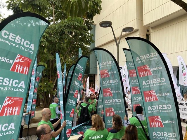 Archivo - Concentración de delegados sindicales, entre ellos de Cesica, ante la sede de Unicaja Banco en Málaga. Imagen de archivo.