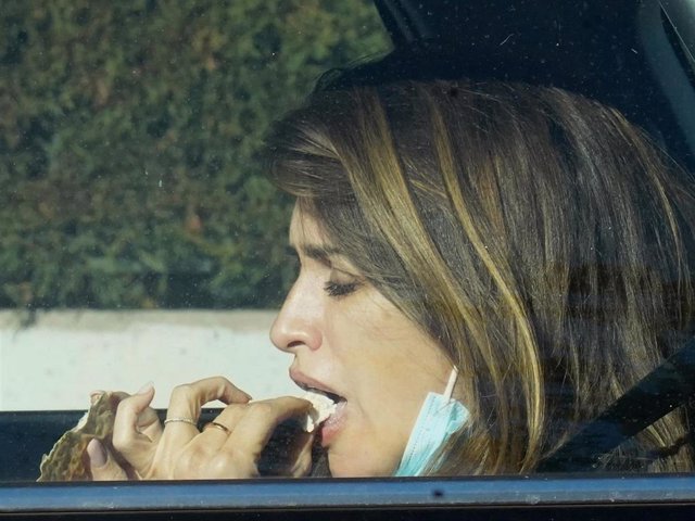 Penélope Cruz comiendo un aperitivo en su coche