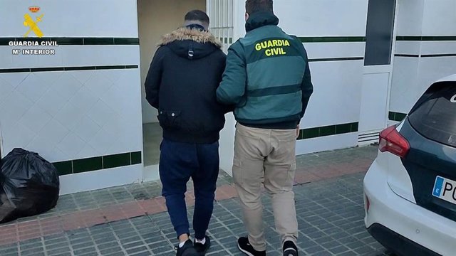 La Guardia Civil, con uno de los dos detenidos acusados del robo de 50.000 euros en una vivienda de Mairena.
