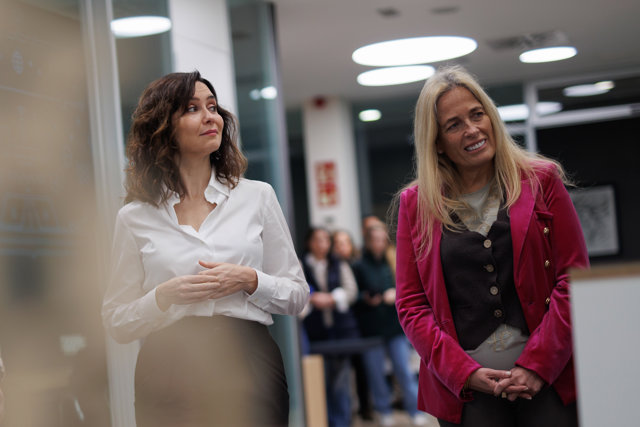 La presidenta de la Comunidad de Madrid, Isabel Díaz Ayuso , y la consejera de Economía, Hacienda y Empleo, Rocío Albert , durante la inauguración del nuevo hub farmacéutico de Net-Pharma