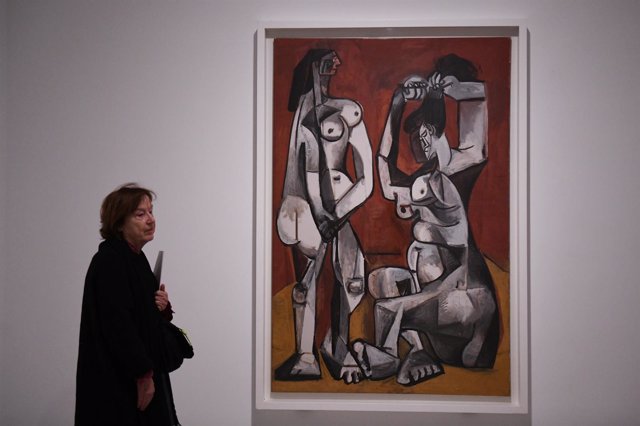 Archivo - Una mujer observa una de las obras de la muestra 'Picasso 1906. La gran transformación', en el Museo Reina Sofía, a 13 de noviembre de 2023, en Madrid (España).