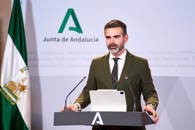 El consejero de Sostenibilidad, Medio Ambiente y Economía Azul, Ramón Fernández-Pacheco, atiende a los medios en Granada