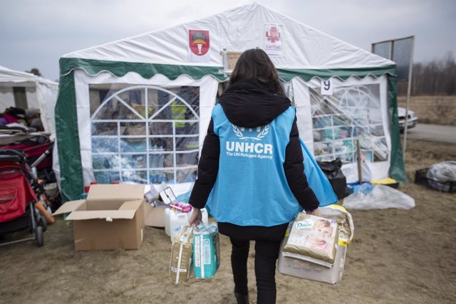 UNHCR staff distributes food, hygiene materials and other items which were brought by volunteers at the Budomierz border crossing point