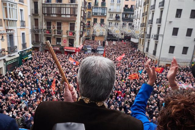 El nuevo alcalde de Pamplona, Joseba Asiron, celebra en el balcón del Ayuntamiento que ha sido elegido tras la moción de censura