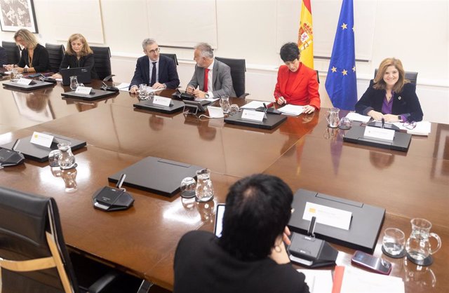 La  ministra de Inclusión, Seguridad Social y Migraciones, Elma Saiz preside la Conferencia Sectorial de la Inmigración, en la sede del Ministerio, a 28 de diciembre de 2023, en Madrid (España).