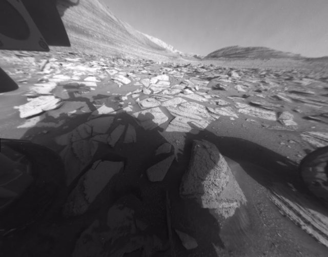 Imagen de la sombra del rover Curiosity en el suelo de Marte