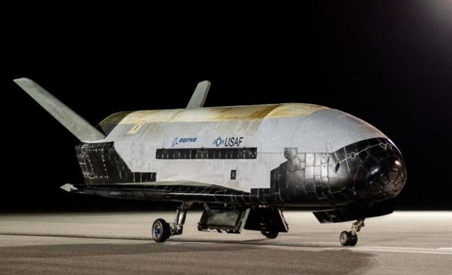El vehículo de prueba orbital X-37B en la instalación de aterrizaje del transbordador del Centro Espacial Kennedy de la NASA poco después de aterrizar el 12 de noviembre de 2022.