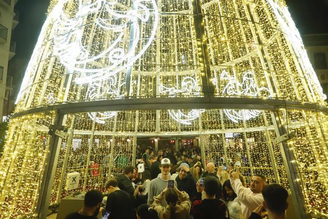 Archivo - Cientos de personas asisten al encendido de las luces de Navidad en la calle Larios. Imagen de archivo.