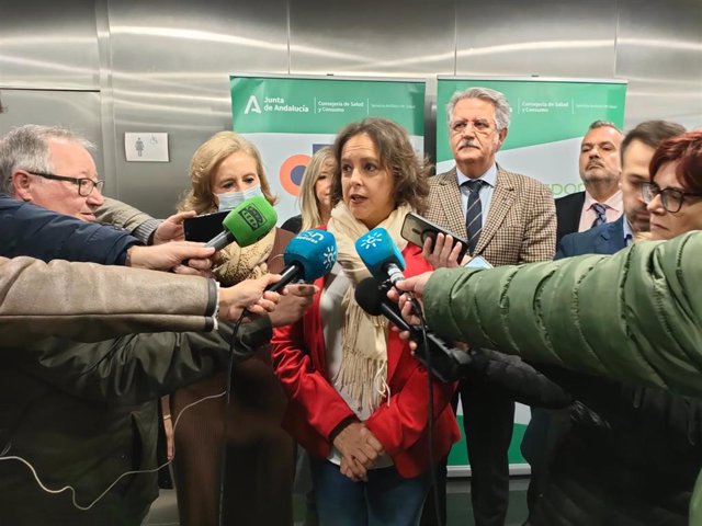 La consejera de Salud y Consumo, Catalina García, atiende a los periodistas.