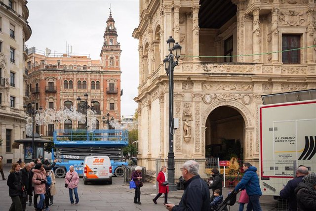 Preparativos en el entorno de la Plaza Nueva y la Plaza de San Francisco para las campanadas del 31 de diciembre, que las retransmitirá Mediaset para toda España.