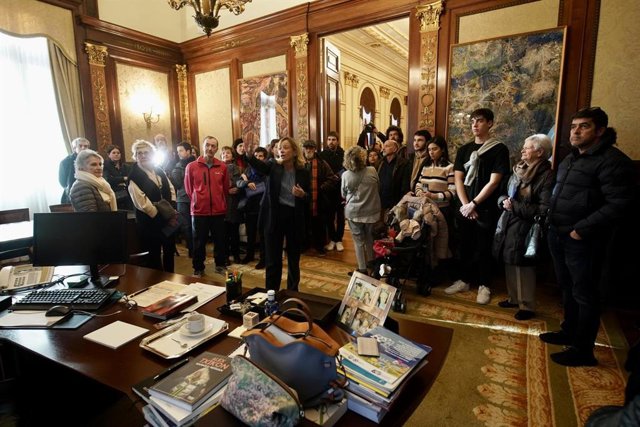 Mendoza bisitariei azalpenak ematen.