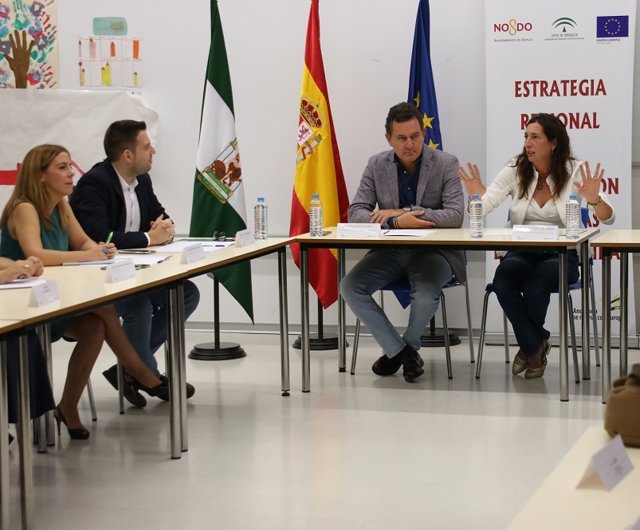 La consejera de Inclusión Social en una reunión sobre el Eracis Plus.