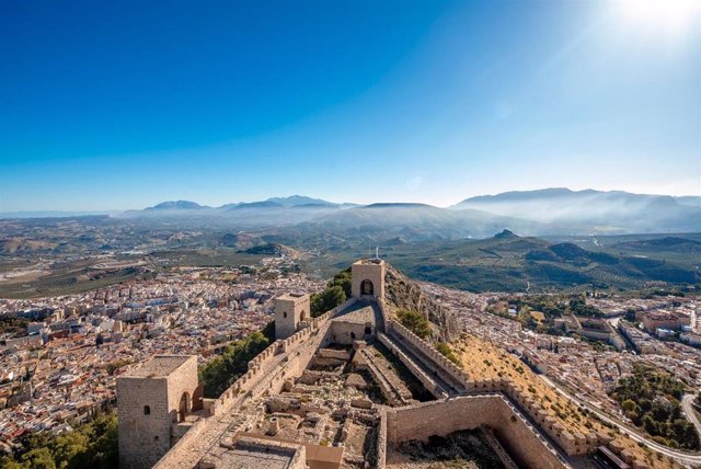 Archivo - Castillo de Santa Catalina con Sierra Mágina al fondo.