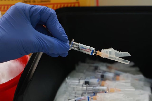 Archivo - Vacuna contra la gripe en un centro de salud de Sevilla. Imagen de archivo.