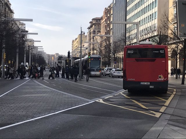 Archivo - El tranvía y el utobús en plaza España en Zaragoza
