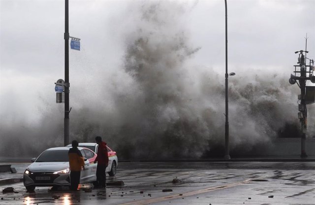 Archivo - 06 September 2022, South Korea, Busan: High waves batter a breakwater on the coast of the southeastern port city of Busan as Typhoon Hinnamnor slammed southern South Korea. Photo: -/YNA/dpa