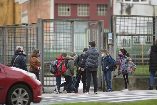 Archivo - Un grupo de niños se dirige a entrar al CEIP  Paradai, en Lugo, Galicia (España), a 19 de febrero de 2021. Sanidad de Lugo confirmó ayer que ascienden a 60 los positivos de un brote vinculado al colegio Paradai de Lugo, entre escolares y familia