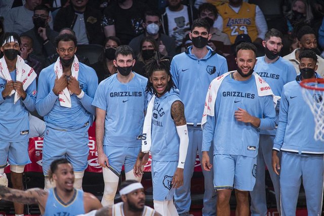 Archivo - Varios jugadores de los Memphis Grizzlies celebran una canasta.
