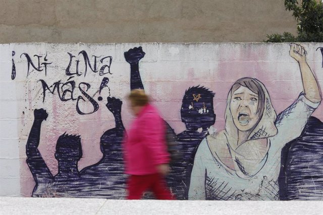 Archivo - Mural en repulsa de la violencia machista, a 8 de noviembre de 2023, en Granada, (Andalucía, España).