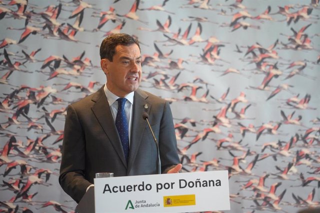 Archivo - El presidente de la Junta de Andalucía, Juanma Moreno, durante la rueda de prensa tras la firma del acuerdo del protocolo del Parque Nacional de Doñana. A 27 de noviembre de 2023, en Almonte (Huelva). (Foto de archivo).