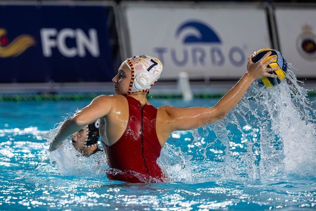 Elena Ruiz, durante un partido con la selección española de waterpolo.