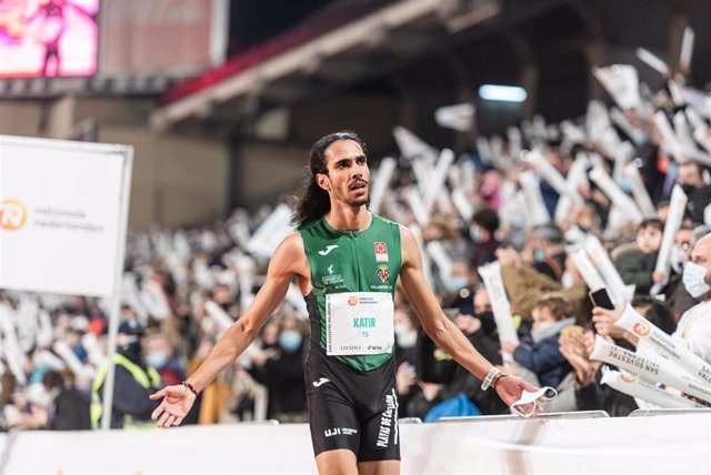 Archivo - El atleta español Mohamed Katir, durante la San Silvestre Vallecana de 2021.