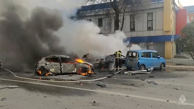 Vehículos dañados como consecuencia de un ataque ucraniano sobre la ciudad rusa de Belgorod.