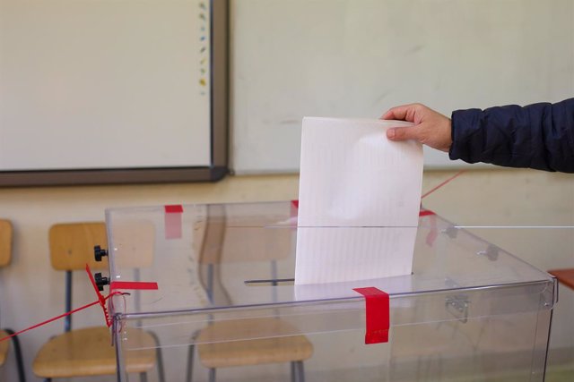 Archivo - Una persona diposita el seu vot a Cracòvia en les eleccions parlamentàries de Polònia, el 15 d'octubre