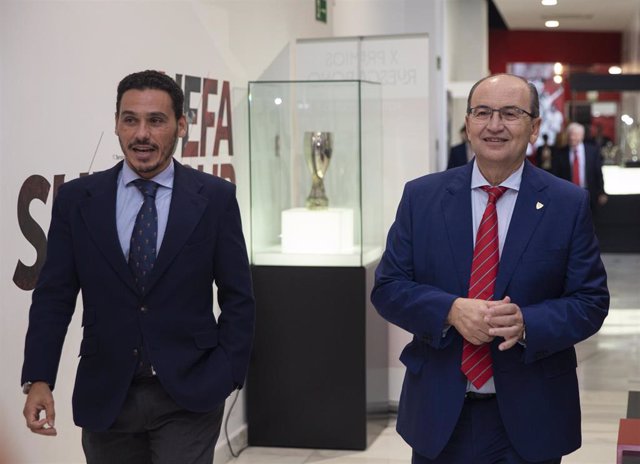 Archivo - El presidente del Sevilla FC, José Castro (d), y José María del Nido Carrasco (i) en la entrega de XIII Premios Blázquez y X Premios Ruesga Bono Sevilla FC. A 20 de septiembre de 2022, en Sevilla (Andalucía, España).