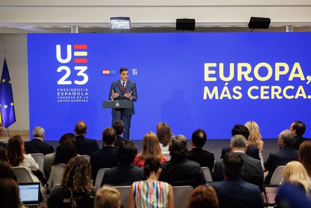 Archivo - El president del Govern central, Pedro Sánchez, presenta les prioritats de la Presidència espanyola del Consell de la UE