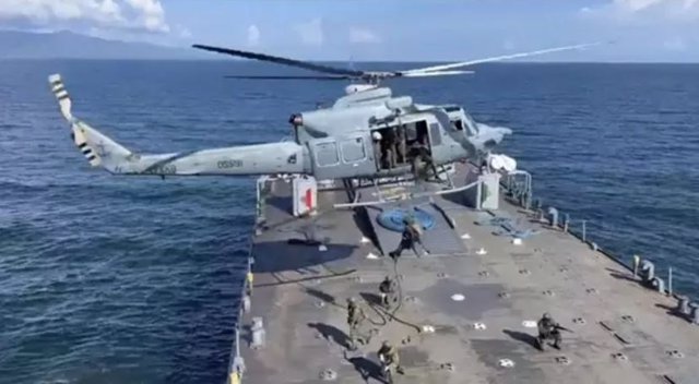 Archivo - Helicóptero y buque militar de Venezuela